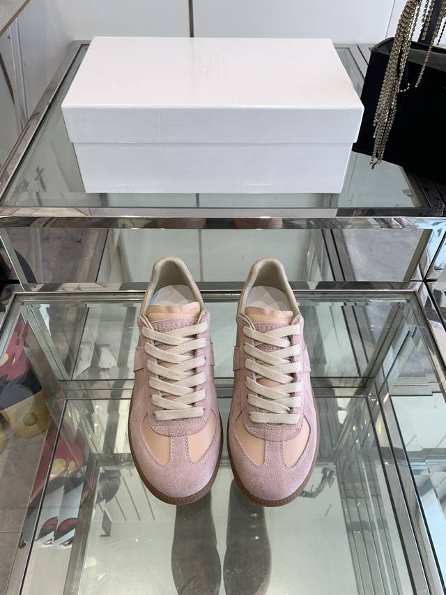 Maison Margiela mm6 新色马吉拉情侣款经典德训鞋 马吉拉最最舒服的德训鞋子了！复古感满满！随便穿搭就可以很高级！鞋子很轻便！穿起来上脚超级舒服