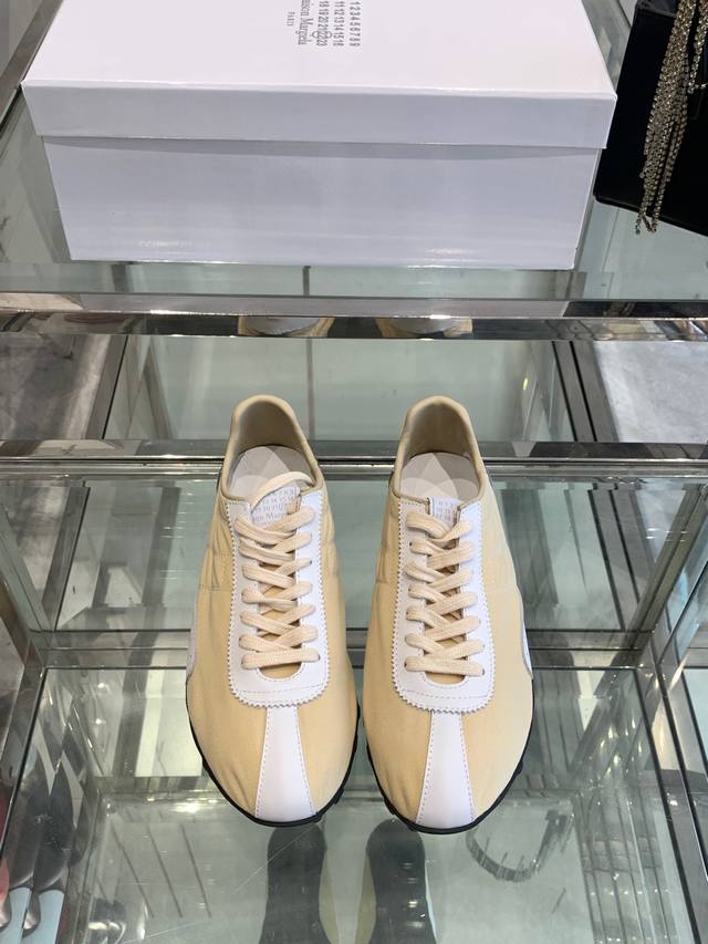 Maison Margiela 2025ss 春夏新款 MM6马吉拉 情侣款薄底运动鞋新款Sprinters运动鞋轮廓采用做旧感尼龙与复古处理麂皮制成，灵感来源