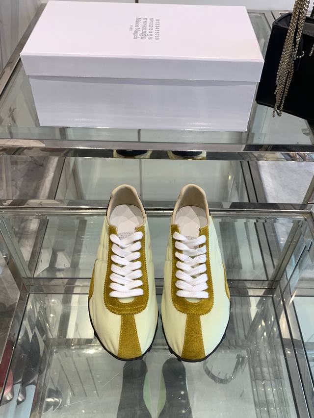 Maison Margiela 2025ss 春夏新款 MM6马吉拉 情侣款薄底运动鞋新款Sprinters运动鞋轮廓采用做旧感尼龙与复古处理麂皮制成，灵感来源