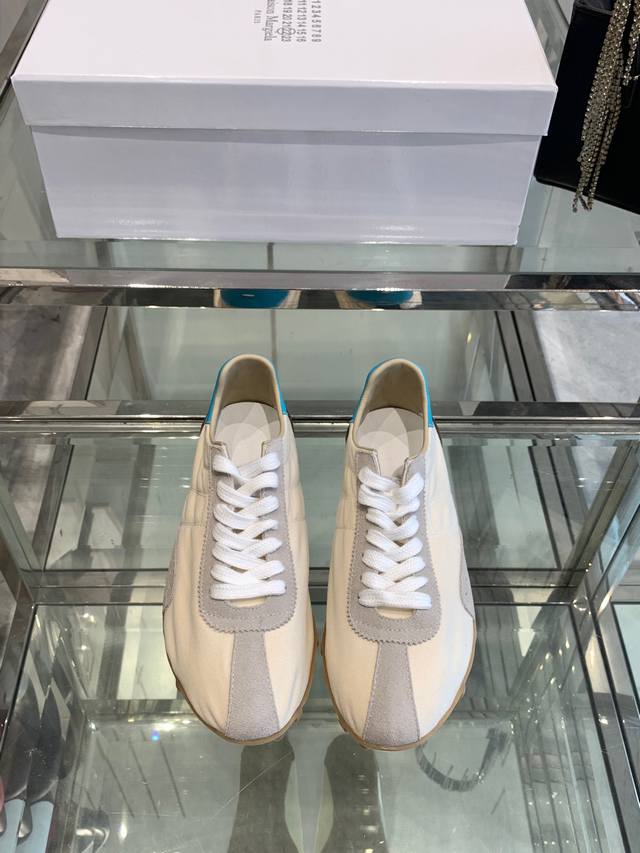 Maison Margiela 2025ss 春夏新款 MM6马吉拉 情侣款薄底运动鞋新款Sprinters运动鞋轮廓采用做旧感尼龙与复古处理麂皮制成，灵感来源