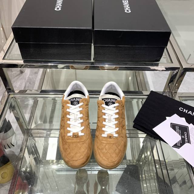 Chanel 休闲运动鞋年末爆款单品 经典黑白 熊猫配色 菱格清新彩色拼色 coco女孩必要入，超美，各种聚会派对闪闪发光Bling Bling 堪比收藏款 原