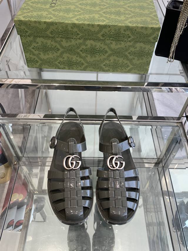 Gucci春夏新款 双G果冻凉鞋 TPU材质。专柜购买原版 ，所有细节、材料 ，全部跟你在专柜买到的都一样 ！模具耗时一个半月，一对鞋子的模具重达1吨！真正能做