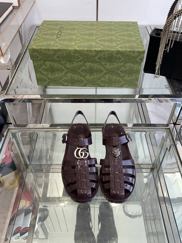 Gucci春夏新款 双G果冻凉鞋 TPU材质。专柜购买原版 ，所有细节、材料 ，全部跟你在专柜买到的都一样 ！模具耗时一个半月，一对鞋子的模具重达1吨！真正能做