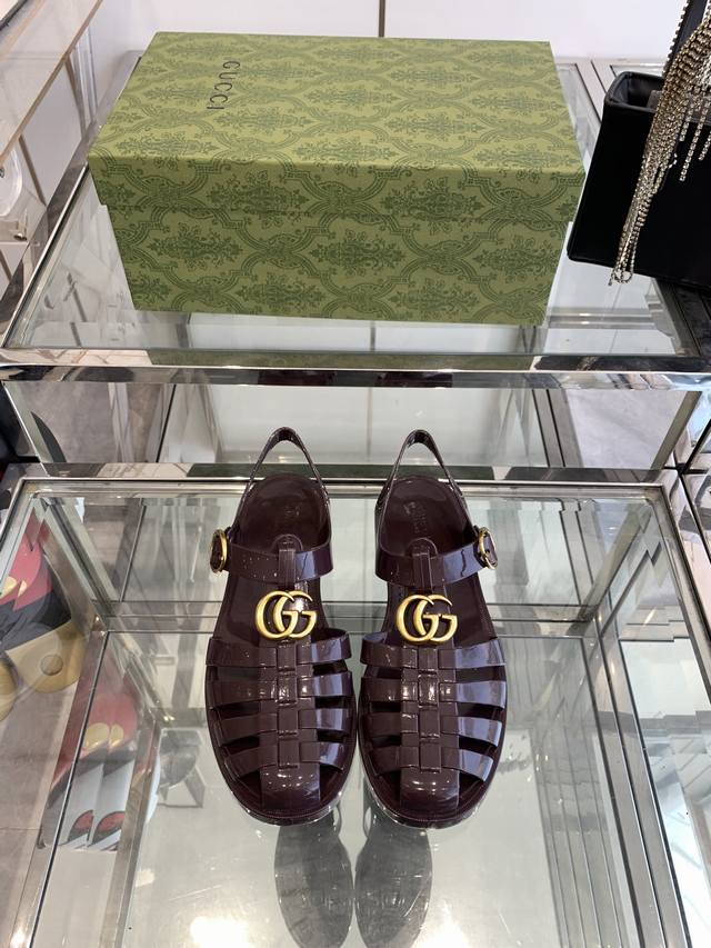 Gucci春夏新款 双G果冻凉鞋 TPU材质。专柜购买原版 ，所有细节、材料 ，全部跟你在专柜买到的都一样 ！模具耗时一个半月，一对鞋子的模具重达1吨！真正能做