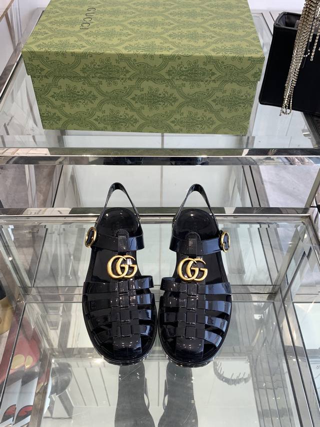 Gucci春夏新款 双G果冻凉鞋 TPU材质。专柜购买原版 ，所有细节、材料 ，全部跟你在专柜买到的都一样 ！模具耗时一个半月，一对鞋子的模具重达1吨！真正能做