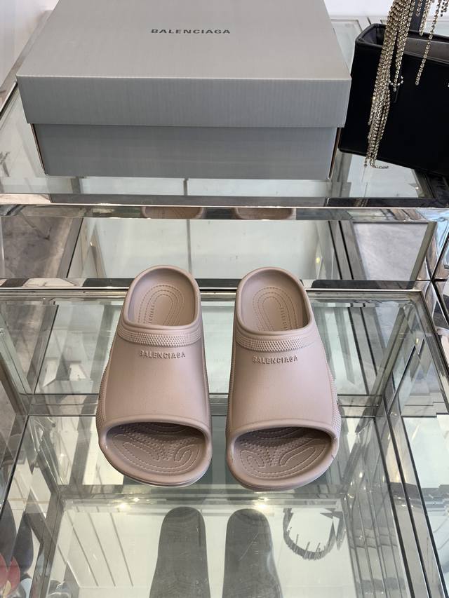 BALENCIAGE 巴黎世家 Pool Crocs 合作款厚底拖原版1:1还原，单码单模，大小合适，舒适度满满，后跟和原版一致有码标，所有鞋面颗粒感，鞋底纹路