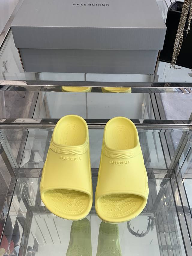 BALENCIAGE 巴黎世家 Pool Crocs 合作款厚底拖原版1:1还原，单码单模，大小合适，舒适度满满，后跟和原版一致有码标，所有鞋面颗粒感，鞋底纹路