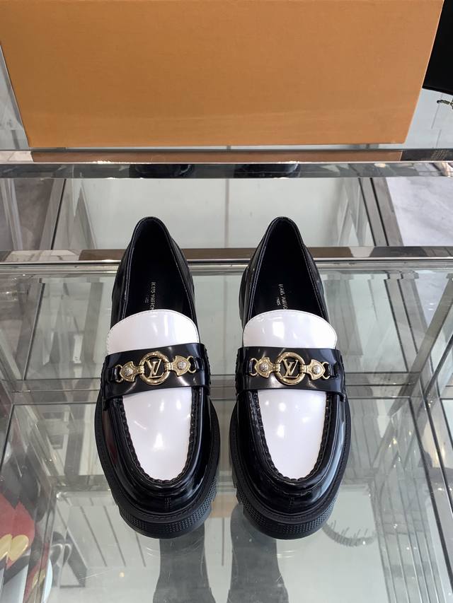 Louis Vuitto 路易威登 经典新款 厚底休闲乐福鞋你的穿搭今日分享 Louis Vuitton 老花厚底乐福鞋 Archlight 运动鞋出自 以牛皮