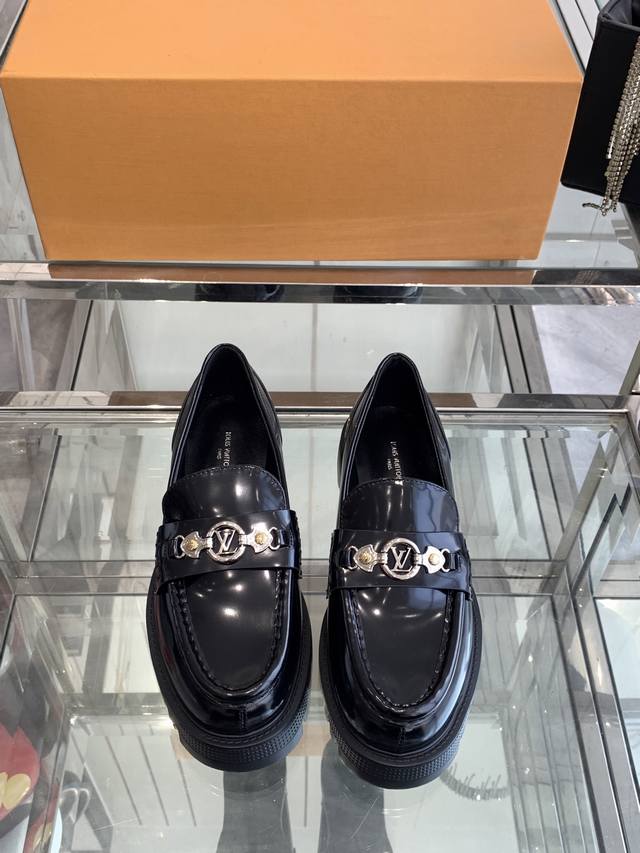 Louis Vuitto 路易威登 经典新款 厚底休闲乐福鞋你的穿搭今日分享 Louis Vuitton 老花厚底乐福鞋 Archlight 运动鞋出自 以牛皮