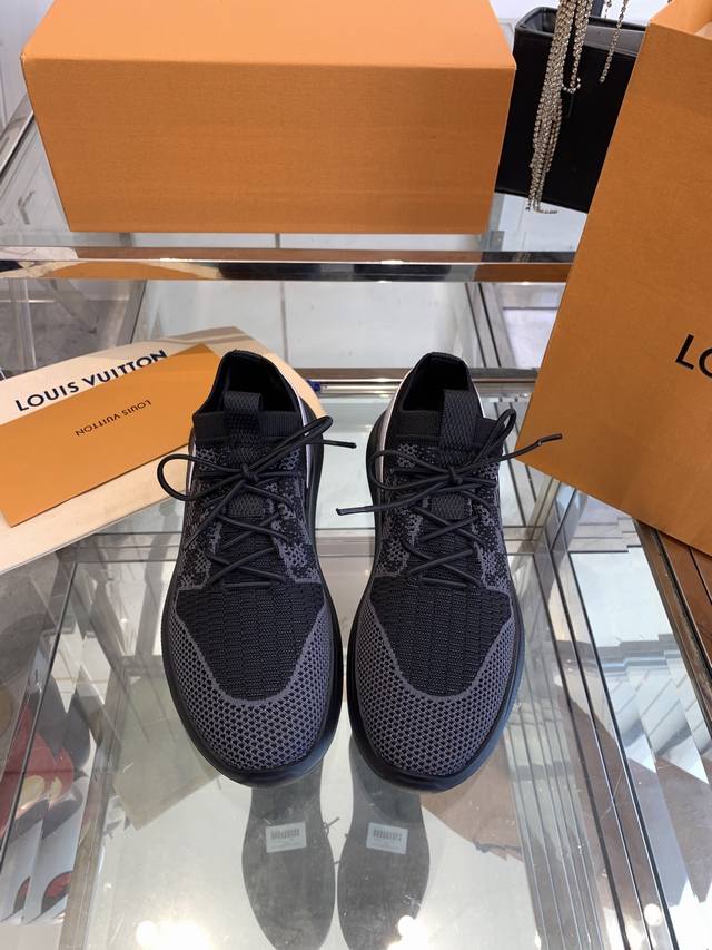 Louis Vuitton 2025新款 休闲运动鞋 鞋面复杂飞织工艺现已火爆登场，形状压花拼接原图案，原版原材料，面料，原版飞织！内里原版订制！1:1大底开模