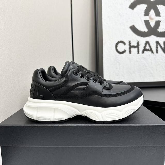Chanel香奈儿老爹鞋2025专柜顶级休闲款运动鞋这款经典设计；鞋面多种工艺电绣的风格；大底却时尚运动；不平凡的拥入了多种配色元素 多元化混搭非常好看百搭，休