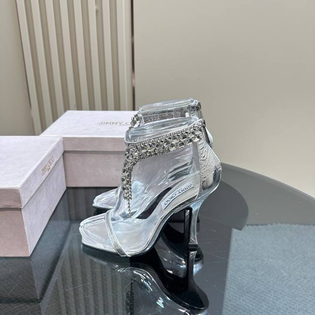 厂价 Jimmy Choo｜周仰杰经典中空水钻高跟鞋系列我们家JC一如既往品质优越 低调不失华丽 性感又不显张扬说的就是这款 上脚太好看了 鞋型是大家都爱的秀气