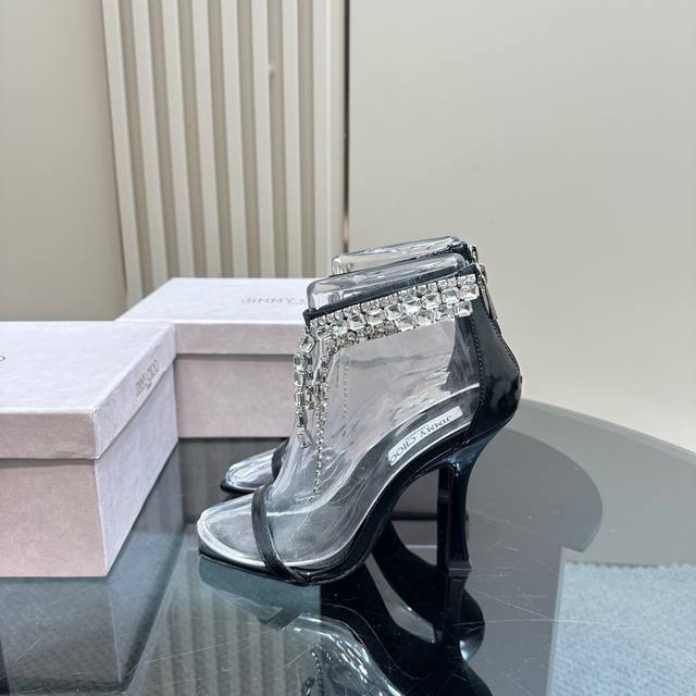 厂价 Jimmy Choo｜周仰杰经典中空水钻高跟鞋系列我们家JC一如既往品质优越 低调不失华丽 性感又不显张扬说的就是这款 上脚太好看了 鞋型是大家都爱的秀气