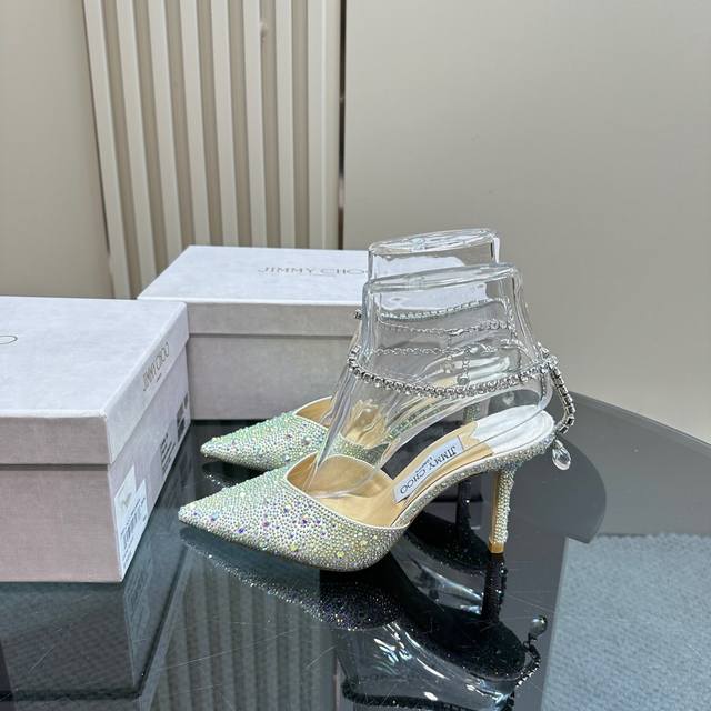 厂价 Jimmy Choo 吉米周经典钻石链条尖头水晶高跟凉鞋超绝的水晶鞋 美到移不开视线鞋型做的非常秀气 不会过分窄长内部空间很足 让脚趾能足够的放松水钻在脚