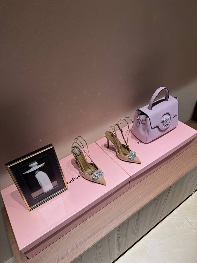 Giuseppe Zanotti 25ss新品 金花点缀高跟鞋果然很懂女人心GZ斩男又斩女的高跟鞋 爱了不愧是最懂女人的品牌 上新即售空尤其是侧面线条设计流畅自
