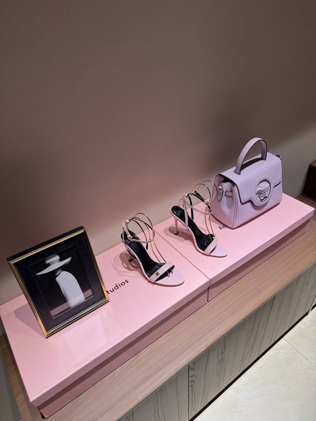 最高版出厂 一个轻奢品牌 Elisabetta FranchiElisabetta Franchi绝美高跟时装秀场凉鞋ELISABETTA FRANCH是来自意