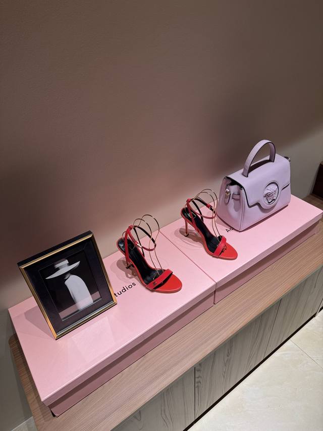 最高版出厂 一个轻奢品牌 Elisabetta FranchiElisabetta Franchi绝美高跟时装秀场凉鞋ELISABETTA FRANCH是来自意