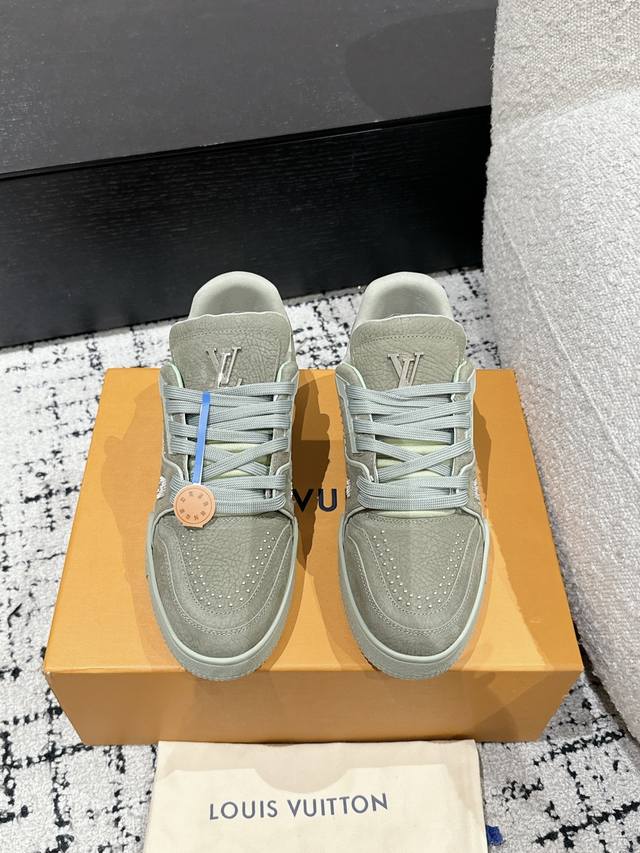 顶级版本 男款LV 路易威登L家 Trainer 24 新款 休闲 运动鞋 滑板鞋 LV Trainer 运动鞋的灵感源自复古篮球鞋，代表 Virgil Abl