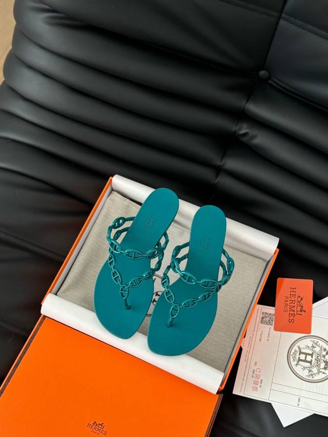 码数:35-41 2025最新春季最新款H夹脚链条人字拖1. 购入原版，鞋子鞋底鞋带模具1:1开模最好制作，重金单码单模，不改码数，柔软舒适，细节满满！ 2.网
