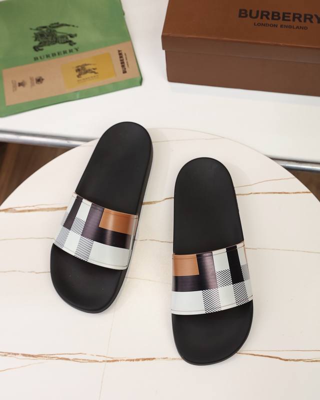 码数35-45，Burberry 巴宝莉拖鞋 纯原 夏季新款经典格纹拖鞋Vintage 复古格纹拖鞋，流线型鞋垫缔造舒适穿着体验 侧面饰有 Burberry 立