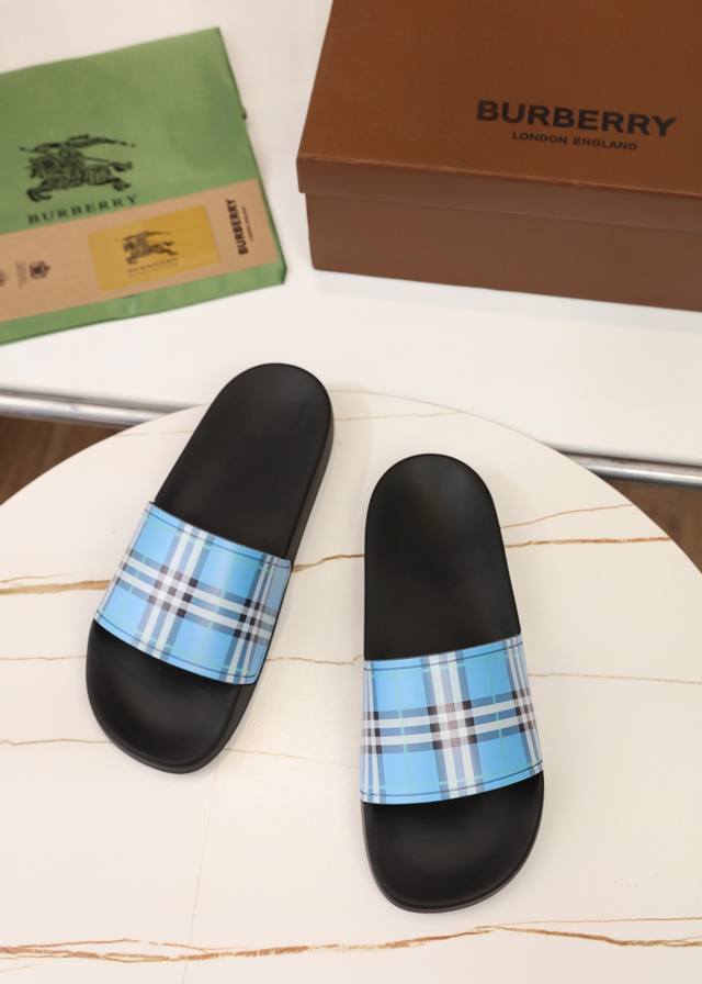码数35-45，Burberry 巴宝莉拖鞋 纯原 夏季新款经典格纹拖鞋Vintage 复古格纹拖鞋，流线型鞋垫缔造舒适穿着体验 侧面饰有 Burberry 立