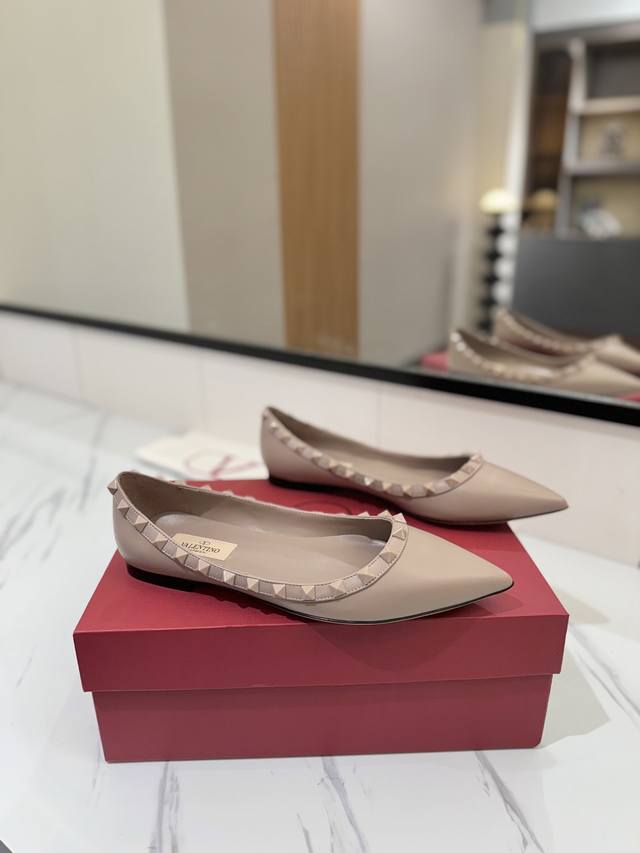 出厂价： Valentino 华伦天奴铆钉 VT经典尖头平底单鞋，顶级复刻！侧身弧线完美，原版开模定制不生锈铆钉 特别有质感的五金衬托出满满的高级感，带给您正品