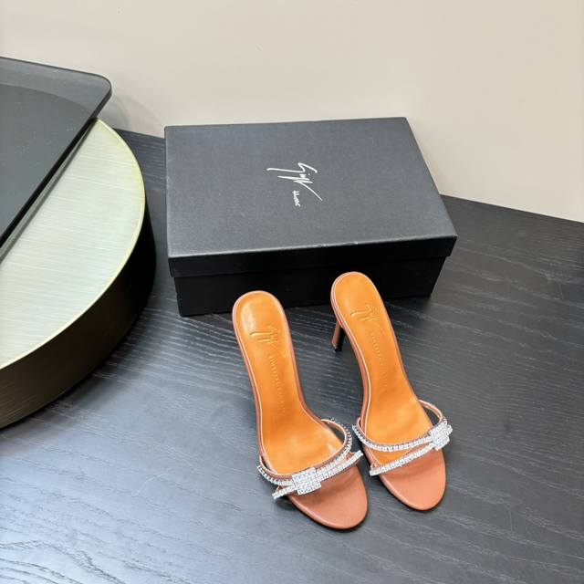 最高版出厂 Giuseppe Zanotti SS2024秋季新品！GZ钻扣单鞋 拖鞋系列2024全新秋季系列水钻高跟凉鞋 ！ 尖头高跟拖鞋淡淡的夏日里怎么少得