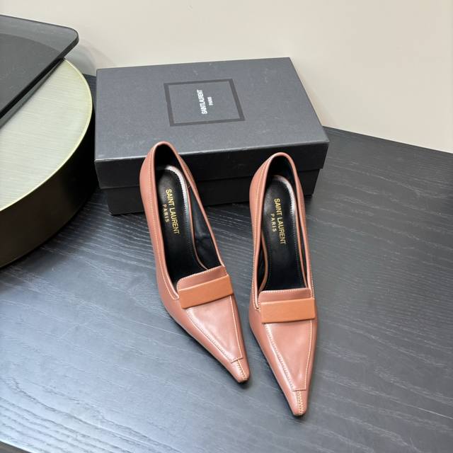 Saint Laurent 圣罗兰 交叉带经典ysl金属跟凉鞋 YSL姐姐的美丽尤物高跟鞋 又是人间圣罗兰 Rose同款的小方头 高跟鞋化很好修饰脚型，奢华金属
