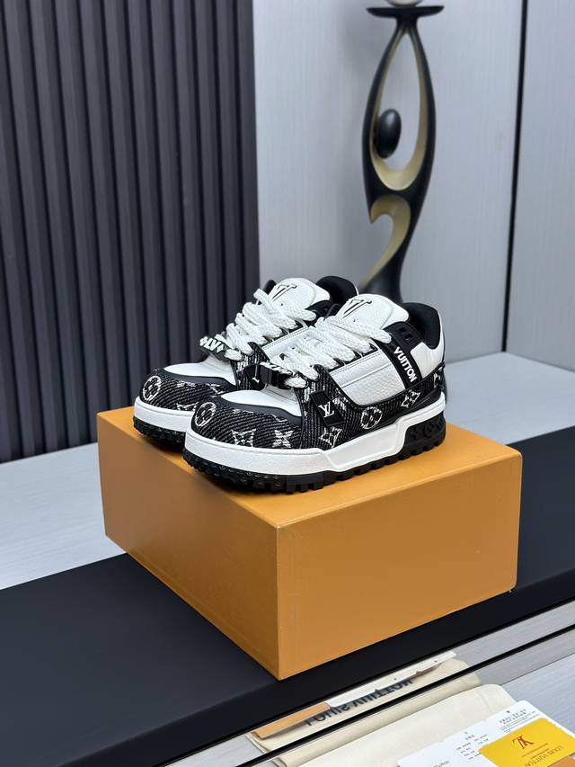 工厂价 顶级版本 胖丁 LV-路易威登-经典走秀新款空胶工艺 原版1：1开发复刻！！上脚非常舒适 奢侈用料，做工精细，中底印有欧洲制造英文字母鞋面由意大利进口小