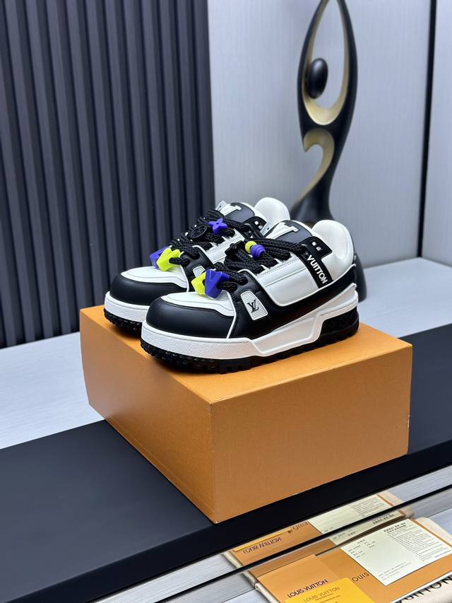 工厂价 顶级版本 胖丁 LV-路易威登-经典走秀新款空胶工艺 原版1：1开发复刻！！上脚非常舒适 奢侈用料，做工精细，中底印有欧洲制造英文字母鞋面由意大利进口小