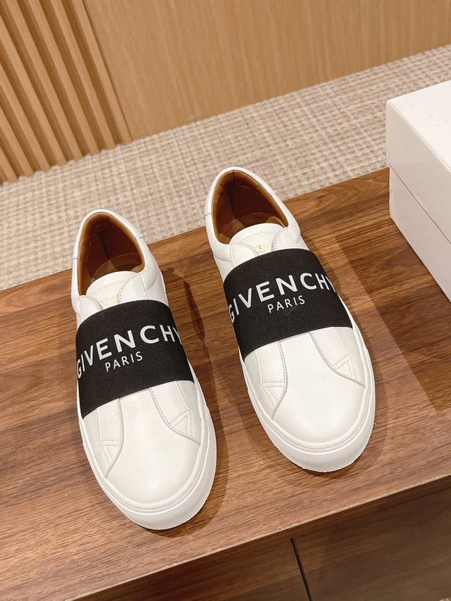 经典款#偏大 男+10 GIVENCHY 纪梵希经典小白鞋 说之为小鞋白中的始祖不为过。 小白鞋中的绝对款式都已淘经汰，但GVC凭借不过时的介简经典设计。赢得广