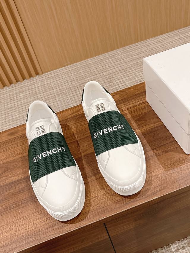 松紧金属扣#正常码 男+10 GIVENCHY 纪梵希经典小白鞋 说之为小鞋白中的始祖不为过。 小白鞋中的绝对款式都已淘经汰，但GVC凭借不过时的介简经典设计。