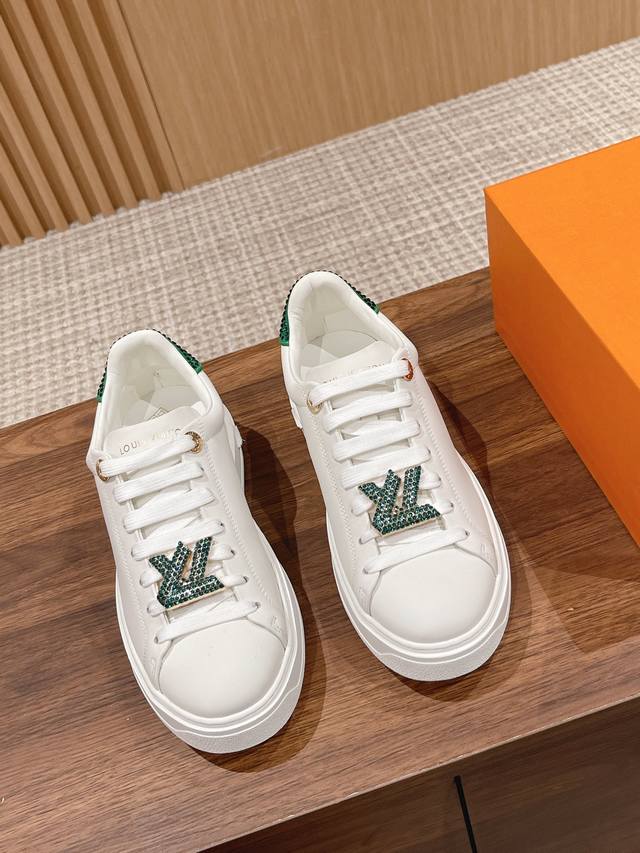 Louis Vuitton #小白鞋 23春夏新品运动鞋 水晶扣件呼应鞋尾设计 赋予运动鞋精致高级的气质 轻松增高 简约百搭 甄选小牛皮材质 水染羊皮内里 TP