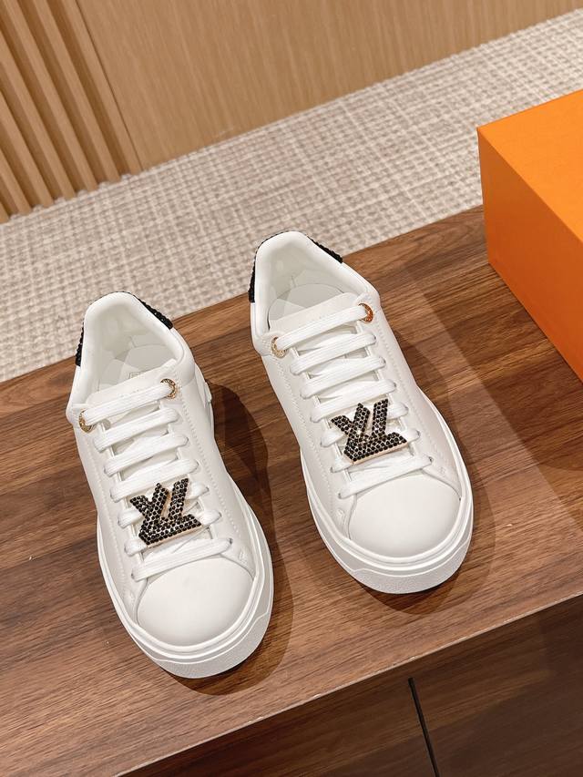 Louis Vuitton #小白鞋 23春夏新品运动鞋 水晶扣件呼应鞋尾设计 赋予运动鞋精致高级的气质 轻松增高 简约百搭 甄选小牛皮材质 水染羊皮内里 TP