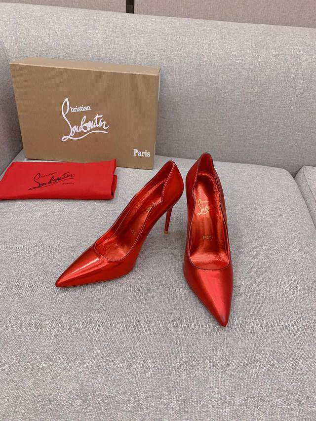 出厂价 Christian Loubouti* 经典波浪边红底高跟鞋 流畅的曲线勾勒曼妙风情 尽显性感风姿 万年经典款 鞋面牛漆皮 内里垫脚羊皮 原版进口AR1