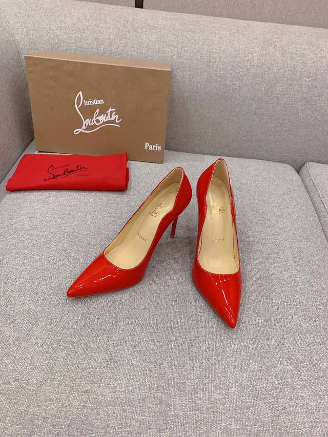 出厂价 Christian Loubouti* 经典波浪边红底高跟鞋 流畅的曲线勾勒曼妙风情 尽显性感风姿 万年经典款 鞋面牛漆皮 内里垫脚羊皮 原版进口AR1