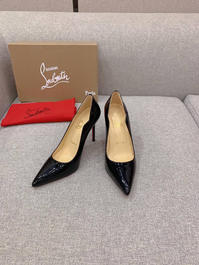 出厂价 Christian Loubouti* 经典波浪边红底高跟鞋 流畅的曲线勾勒曼妙风情 尽显性感风姿 万年经典款 鞋面牛漆皮 内里垫脚羊皮 原版进口AR1