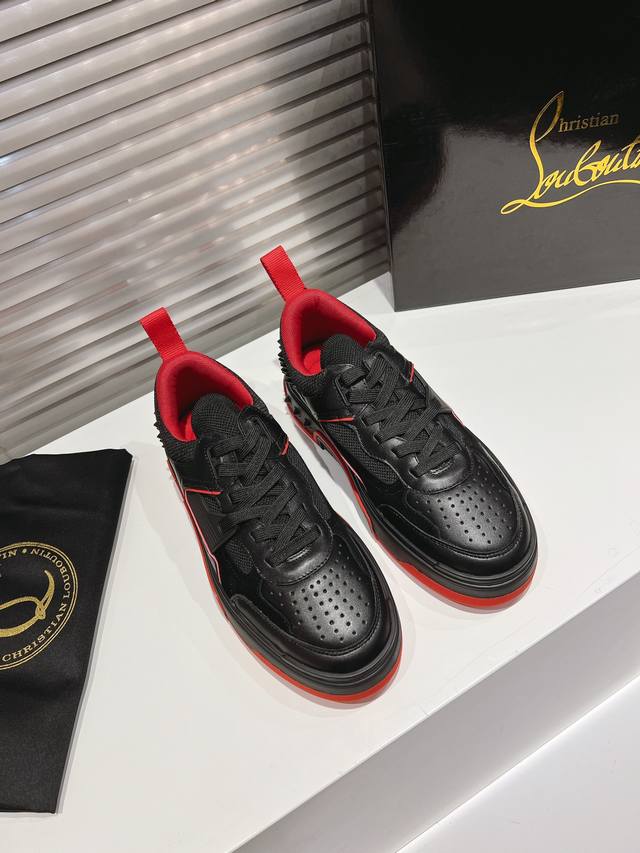 Astroloubi 运动鞋 顶级版定制 2024Astroloubi 情侣运动鞋以90年代篮球运动鞋为灵感，鞋身点缀logo标志，以多个材料颜色拼接而成，时尚