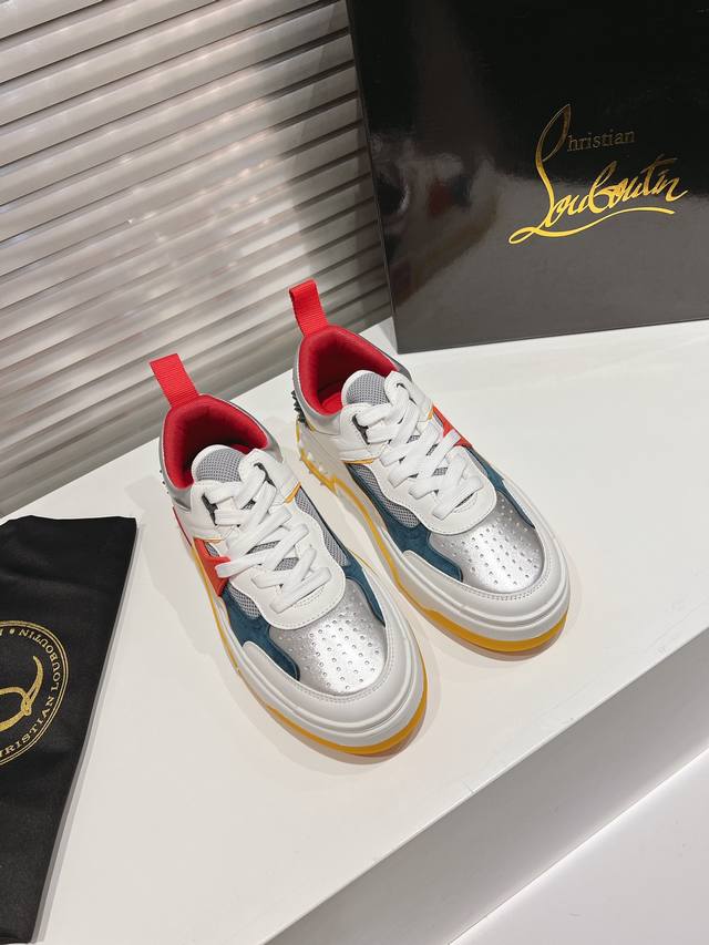 Astroloubi 运动鞋 顶级版定制 2024Astroloubi 情侣运动鞋以90年代篮球运动鞋为灵感，鞋身点缀logo标志，以多个材料颜色拼接而成，时尚