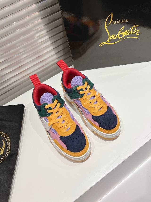 Astroloubi 运动鞋 顶级版定制 2024Astroloubi 情侣运动鞋以90年代篮球运动鞋为灵感，鞋身点缀logo标志，以多个材料颜色拼接而成，时尚