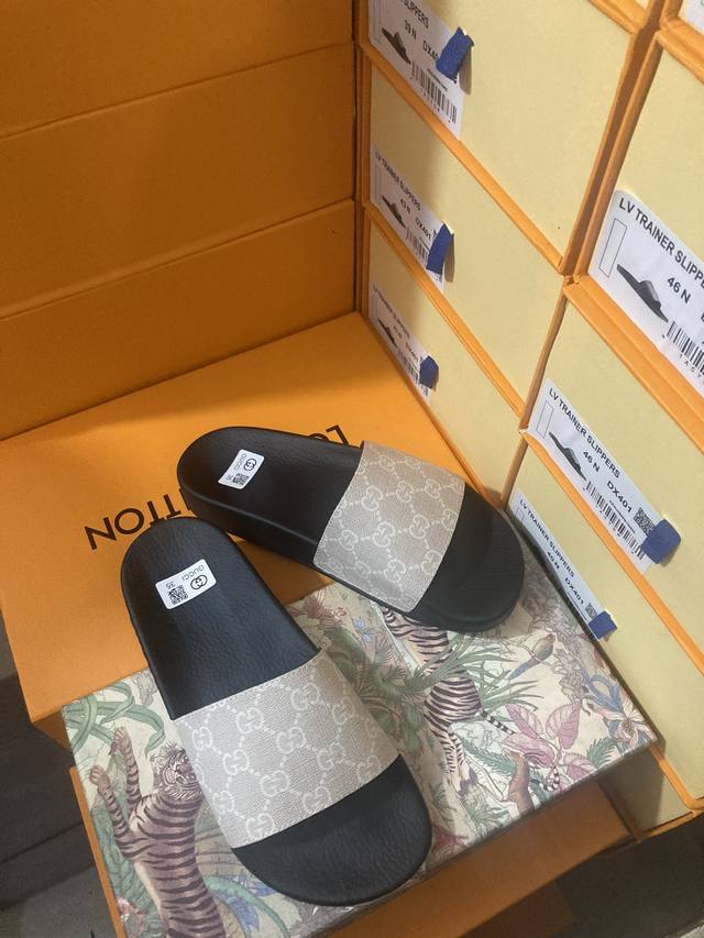 长期现货 出厂价 。情侣款 升级版Gucci 古奇』拖鞋 万众瞩目的一款 美到即可融化你们的心毫无悬念的网红单品 每款时装周街拍出镜率都超高！简直就是鬼斧神工的