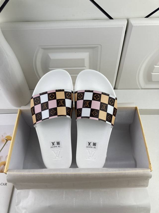 现货 工厂价 LOUIS VUITON 路易威登情侣拖鞋，原版1.1订做，专柜经典款。鞋身高温附带logo，大底专柜附带logo ，任何细节都不错过 这款拖鞋专