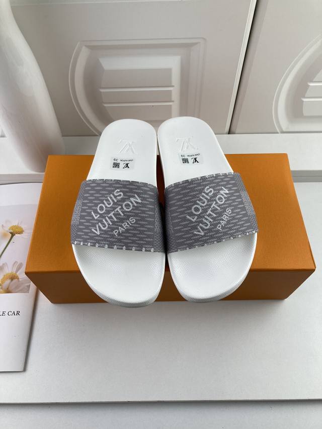 可以做高版本 LOUIS VUITON 路易威登情侣拖鞋，原版1.1订做，专柜经典款。鞋身高温附带logo，大底专柜附带logo ，任何细节都不错过 这款拖鞋专