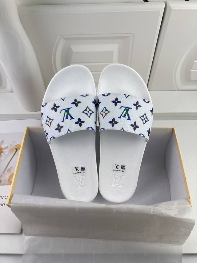 工厂价 LOUIS VUITON 路易威登情侣拖鞋，原版1.1订做，专柜经典款。鞋身高温附带logo，大底专柜附带logo ，任何细节都不错过 这款拖鞋专柜特别