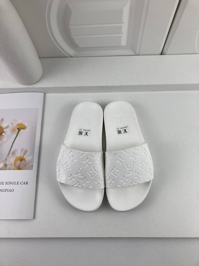 工厂价 LOUIS VUITON 路易威登情侣拖鞋，原版1.1订做，专柜经典款。鞋身高温附带logo，大底专柜附带logo ，任何细节都不错过 这款拖鞋专柜特别