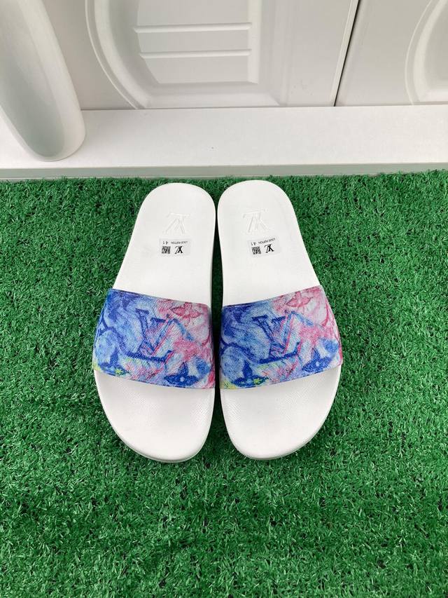 现货 工厂价 LOUIS VUITON 路易威登情侣拖鞋，原版1.1订做，专柜经典款。鞋身高温附带logo，大底专柜附带logo ，任何细节都不错过 这款拖鞋专