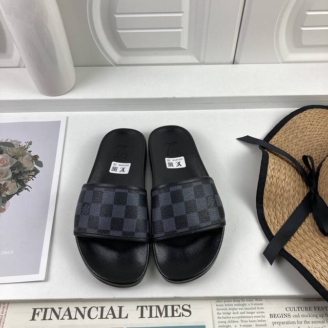 工厂价 LOUIS VUITON 路易威登情侣拖鞋，原版1.1订做，专柜经典款。鞋身高温附带logo，大底专柜附带logo ，任何细节都不错过 这款拖鞋专柜特别