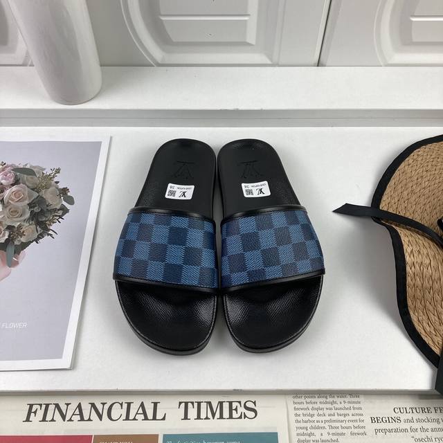 工厂价 LOUIS VUITON 路易威登情侣拖鞋，原版1.1订做，专柜经典款。鞋身高温附带logo，大底专柜附带logo ，任何细节都不错过 这款拖鞋专柜特别