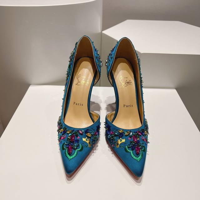 顶级版原版盒 Christian Louboutin 2024s原版做货重工CL 经典刺绣lRAZA高定凉鞋～鞋面: 独特手工刺绣工艺，精致又唯美，白色的缎面搭