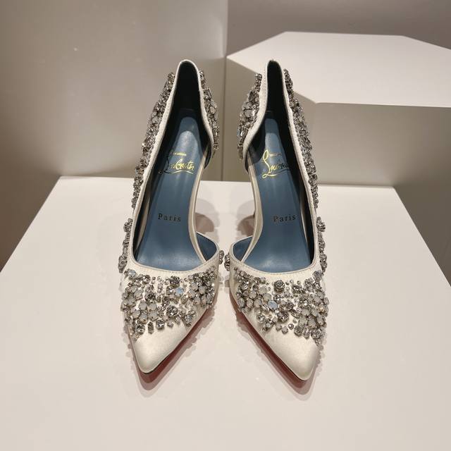 顶级版原版盒 Christian Louboutin 2024s原版做货重工CL 经典刺绣lRAZA高定凉鞋～鞋面: 独特手工刺绣工艺，精致又唯美，白色的缎面搭